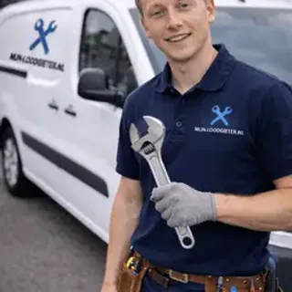 Alex, loodgieter bij Mijn-Loodgieter.nl, voor zijn bedrijfsbus
