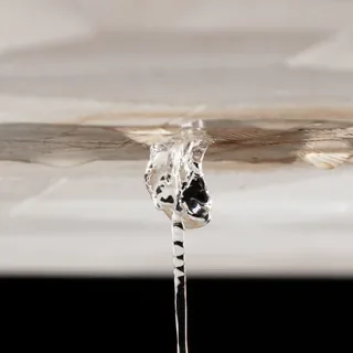 Waterdruppel valt uit een lekkend plafond