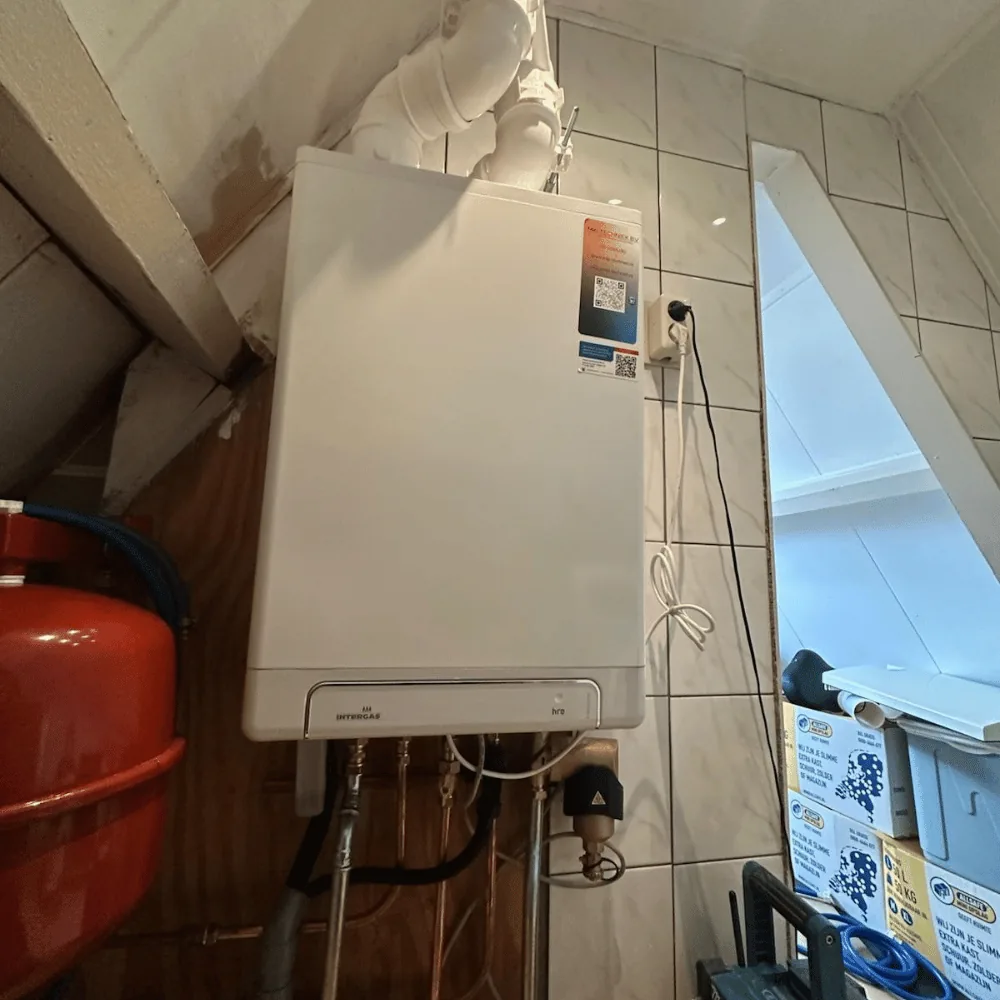 Intergas cv-ketel met expansievat op een zolder, geplaatst door Alex van Mijn-Loodgieter.nl, loodgieter voor Den Dolder