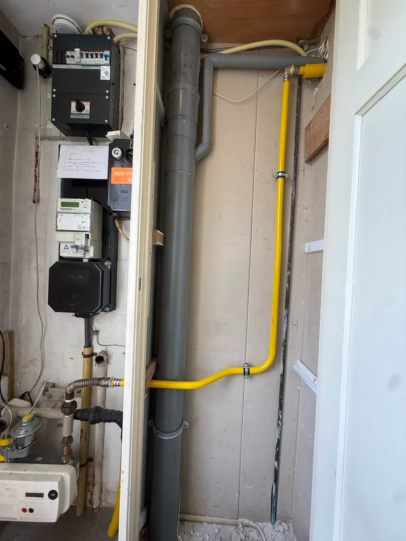 Nieuwe gele gasleiding vanaf de meterkast, strak gemonteerd langs de wand in een woning in Bilthoven